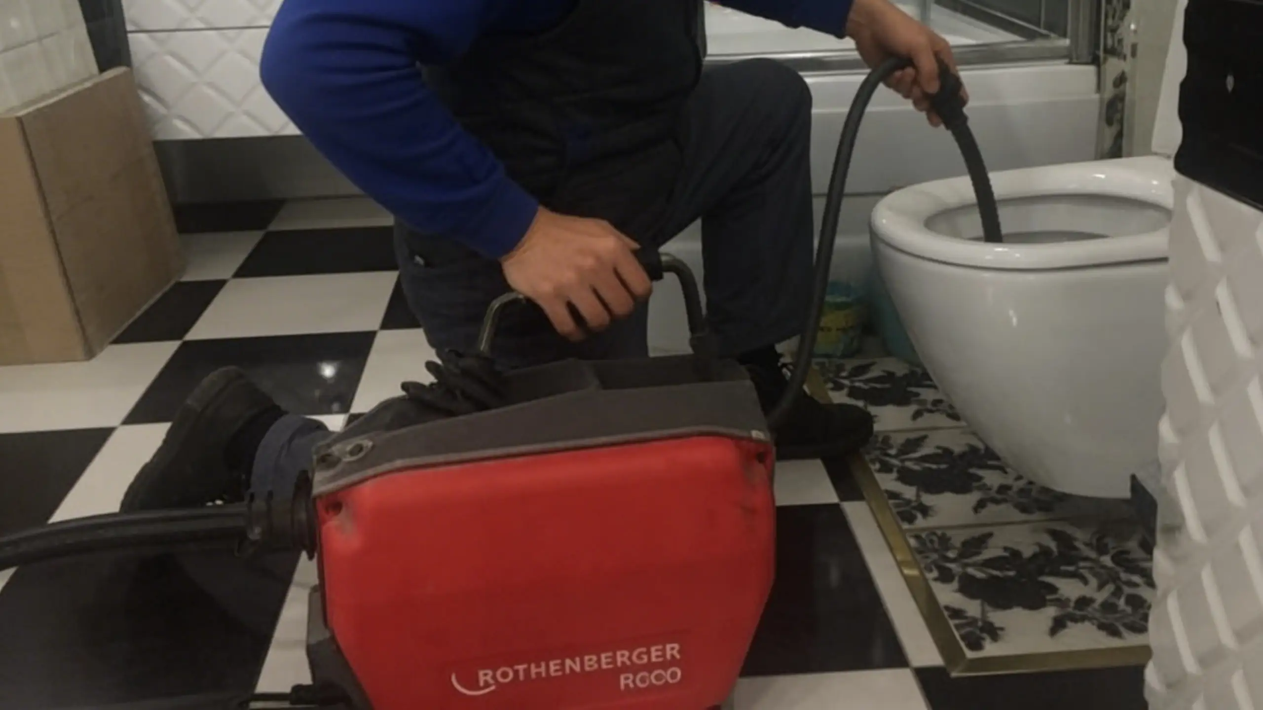 Cena otpušavanja WC šolje – Od čega zavise troškovi intervencije?